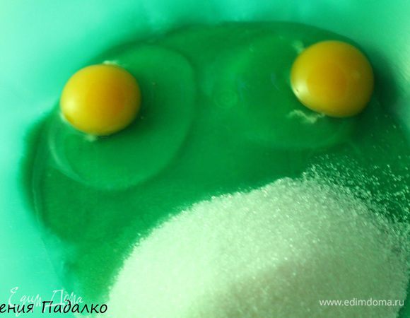 Взбить яйца с сахаром, до увеличения массы в два раза.