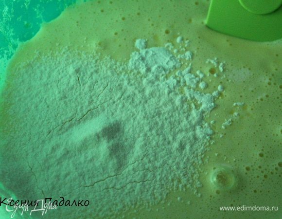 Во взбитую яичную массу постепенно ввести просеянную муку с разрыхлителем. Аккуратно перемешивая лопаткой тесто, движениями сверху вниз.