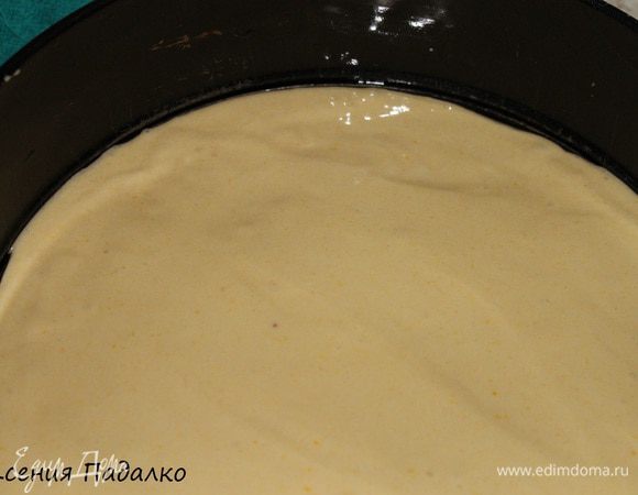 Дно разъемной формы d 24 см застелить пергаментом и смазать растительным маслом. Аккуратно вылить тесто и поставить в заранее разогретую до 190 градусов на 20 минут. Готовый бисквит остудить.
Кольцо от разъемной формы d 18 см кладем на бисквит и вырезаем круг. Полученный круг кладем в эту же форму но уже с дном, стенки формы выстелить двумя плотными файлами.
     