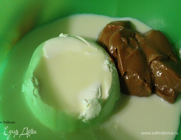 Приготовим суфле. В глубокую миску выложить маскарпоне, вареную сгущенку и обычную сгущенку.