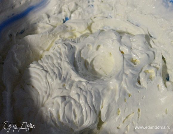 Охлажденные сливки 500 мл, взбить до устойчивых пиков.