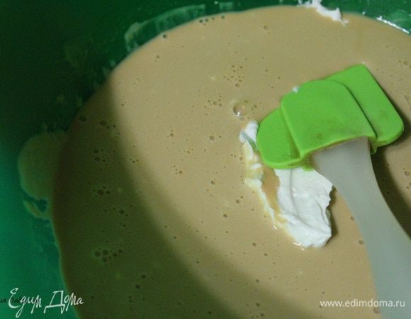 Теперь постепенно вводим сливки к смеси из маскарпоне. Аккуратно перемешивая лопаточкой.