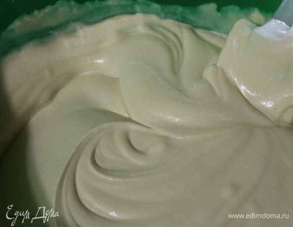 Получилась воздушная масса. Желатин залить водой и оставить на 10 минут до набухания, потом прогреть его до полного растворения, остудить и вылить в суфле, перемешать.