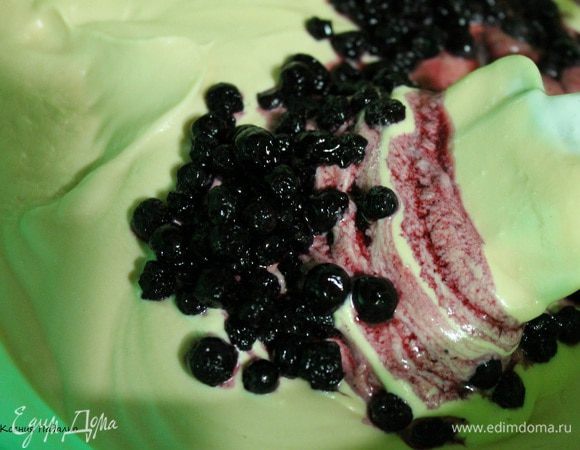Разделить суфле на две равные части. В одну добавить чернику и перемешать. Вылить на корж и убрать в морозилку на 20 минут.