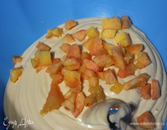 Во вторую часть суфле добавит персики очищенные от кожуры и нарезанные произвольными кусочками. И вылить на черничный слой. Убрать в морозилку на 10 минут, а потом перенести в холодильник и оставить на час.