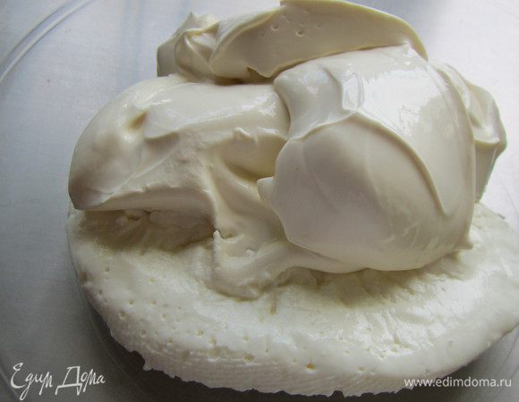 Сметану/фромаж бланк отвешиваем на ночь, чтобы из нее стекла вся лишняя жидкость. Ванильную палочку разрезаем напополам и выскреваем семена. Смешиваем сметану, маскарпоне, сахар и семена ванильной палочки. 

