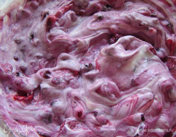 Добавляем ягоды (немного оставляем для украшения) и еще раз аккуратно перемешиваем.
