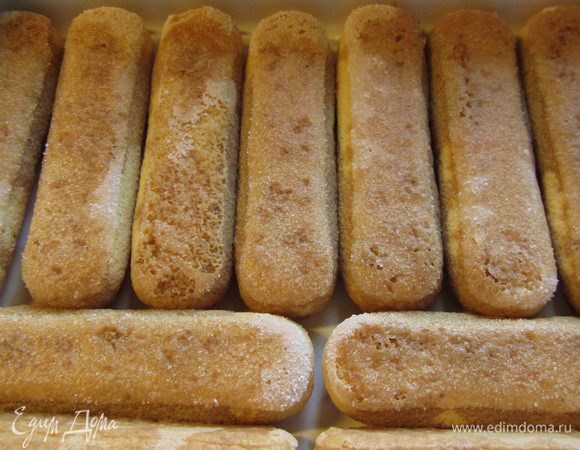 На дно формы выкладываем печенья Савоярди.

