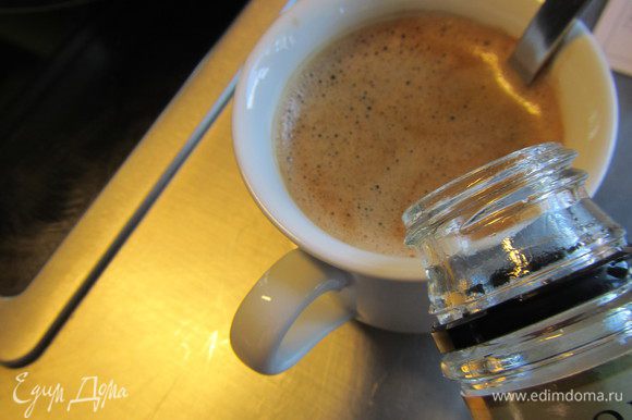 Кофе смешиваем с Амаретто. С помощью ложки поливаем печенья кофе.
