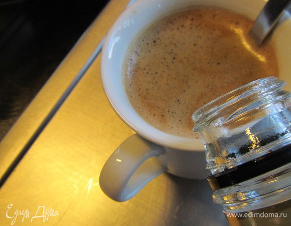 Кофе смешиваем с Амаретто. С помощью ложки поливаем печенья кофе.
 
