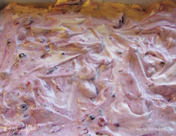 Выкладываем крем на печенье. Ставим в холодильник как минимум на 1.5 часа. 