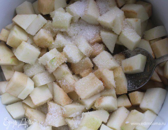 Яблоки очистить и нарезать кубиком примерно 1/1 см. Растопить в сотейнике сливочное масло, выложить яблоки, посыпать сахаром и корицей и тушить на слабом огне 10-15 минут. Яблоки должны стать мягкими, а жидкость слегка увариться.