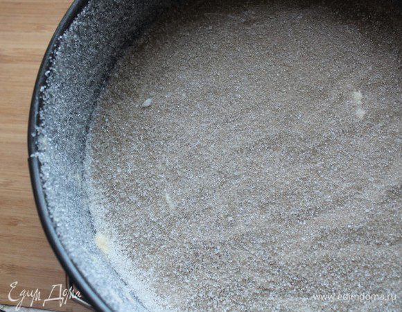 Форму обмазать маслом и посыпать сахаром дно и бортики.