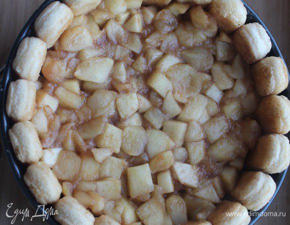 Выложить в середину яблочное компоте...