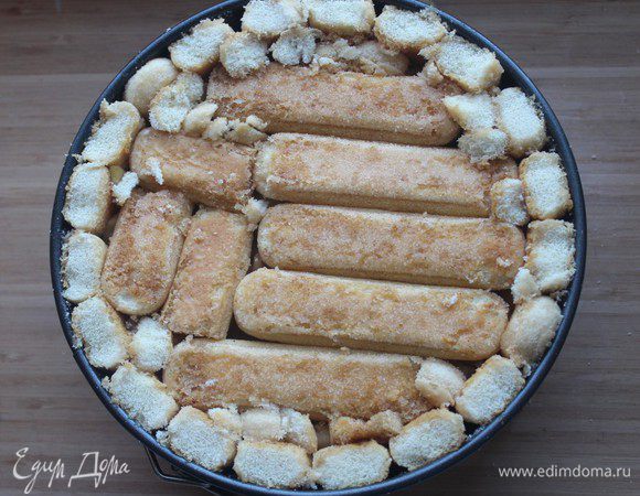 Сверху выкладываем оставшиеся палочки савоярди так же пропитанные сиропом. Отправляем в разогретую духовку на 25-30 минут. Когда верх шарлотки зарумянится, пирог готов. Охладить в форме, перевернуть, посыпать сахарной пудрой и лимонной цедрой (по желанию)
Приятного чаепития!!!