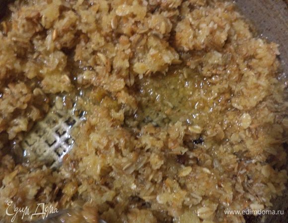 Вишню очистить от косточек.
Для начинки растопить на сковороде сливочное масло и подрумянить мюсли с кокосовой стружкой.
Снять с огня, добавить мёд, перемешать и дать массе остыть.