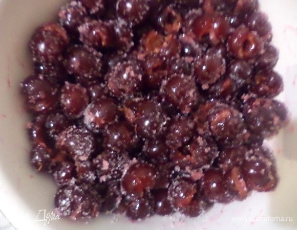 Перемешать вишню с сахаром. Добавить вишню в начинку, перемешать.