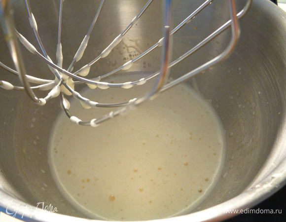 Взбить яйца. 