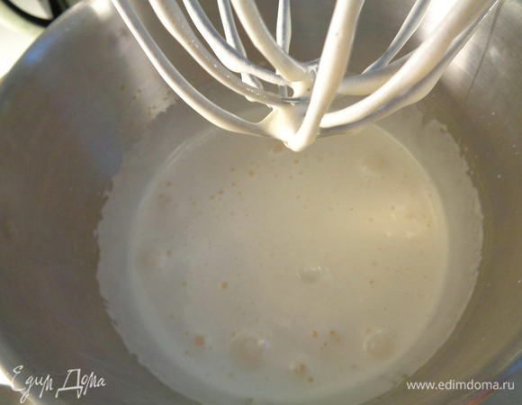 Добавить к ним сахар и ванильный сахар и взбить добела в густую пену.