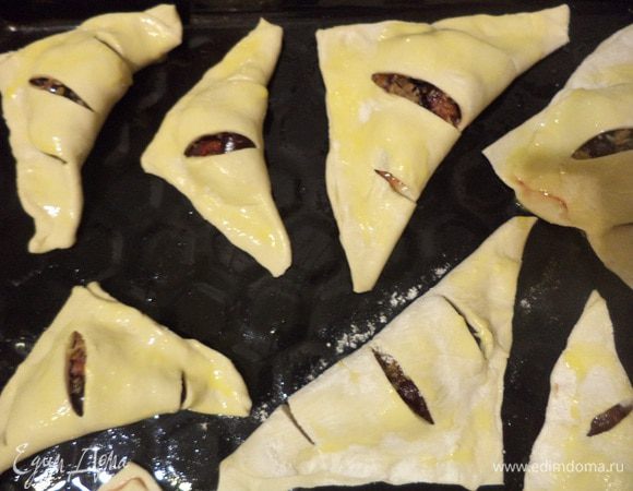 Выложить пирожки на смазаннный маслом противень, смазать желтком и выпекать при температуре 190 градусов 15 - 20 минут.