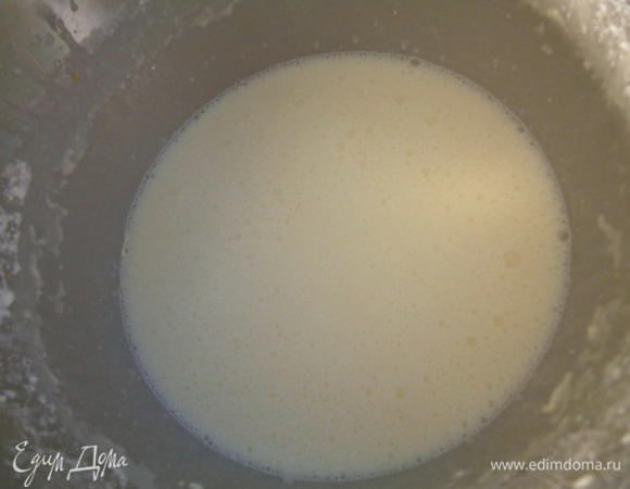Добавить сливки, муку и цедру одного лимона. Перемешать.