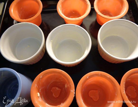 Формочки для пудинга смазать маргарином. У меня керамические и силиконовые формочки.