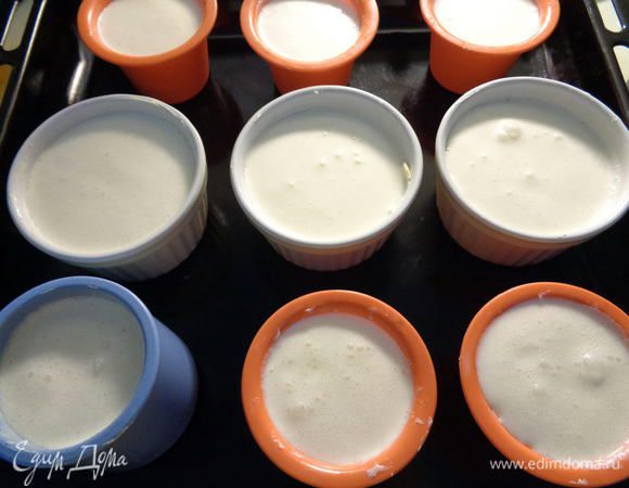 Помешивая, разлить пудинг по формочкам. Пудинговая масса получится жидкой, но в процессе приготовления в духовке она загустеет.