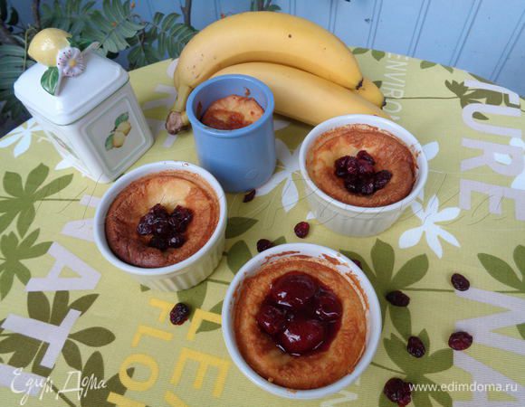 Запечь пудинг в духовке при температуре 175° С примерно 45 минут.

Подавать со свежими ягодами, сухофруктами или вареньем. Я использовала домашнее клубничное варенье и сушеную клюкву для подачи.

Нежная структура пудинга понравится всем!