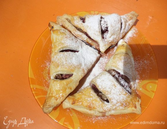 Готовые пирожки посыпать сахарной пудрой. Приятного аппетита!!!