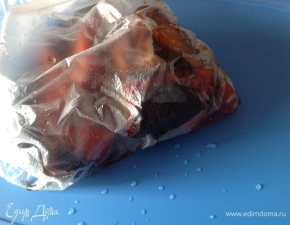 Пока варится нут подготовим перец. Кладем его на решетку под гриль или в духовку и запекаем, пока кожица не почернеет со всех сторон. (Тут не увлекаться;)))!   Затем кладем перцы в полиэтиленовый пакет, закрываем его и оставляем  минут на 10-15.  По истечении времени вынимаем перец из пакета, очищаем от семян и снимаем кожицу.  Режем перец на полоски.
