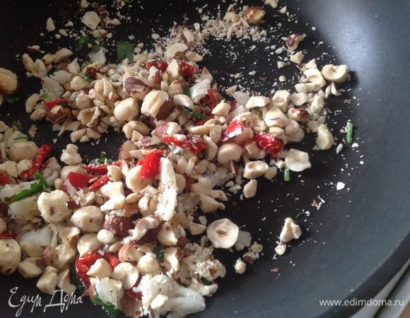 Поджариваем на сухой сковороде очищенный от семян чили с чесноком, фундуком и миндалем. (В этот раз миндаля у меня не было, поэтому без него) орехи не забываем предварительно измельчить в блендере. 
Пересыпаем смесь из сковороды в ступку или мисочку, добавляем разломанные крекеры, соль, петрушку и растираем еще немножко. Продолжая растирать, вливаем оливковое масло. Если паста густой получается, добавляем еще оливкового масла. Если все равно не помогает-отвар от нута. 