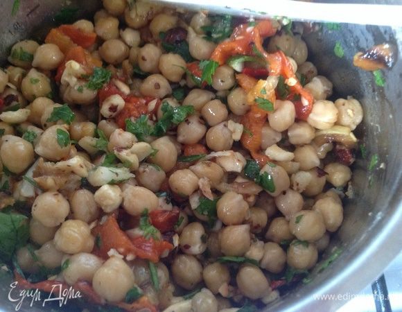 Заправляем нут получившейся пикадой, добавляем перец, петрушечку или кинзу.  Посолить и поперчить при необходимости. 