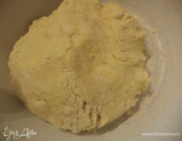 Муку и охлаждённое сливочное масло порубить ножом в крошку. Добавить сахар, соль, желток и воду, перемешать и замесить тесто.
Положить тесто на 30 минут в холодильник.