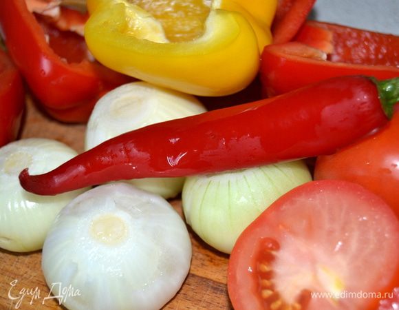 Вымыть овощи,обсушить.У перца удалить семена.Острый перец можно использовать как свежий,так и молотый.