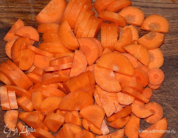 Овощной бульон доводим до кипения и отправляем туда лук с чесноком и имбирем. Даем покипеть 2 минутки. Морковь нарезаем и отправляем готовиться в бульон. Готовим до готовности моркови. Как только она станет легко прокалываться вилкой - готово.