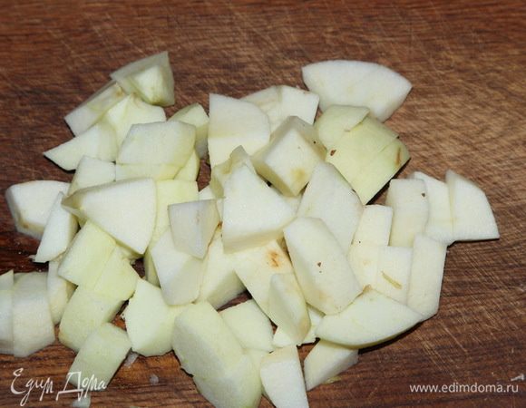 Очищаем яблоки, нарезаем, добавляем в суп и готовим буквально минутки 3-4.