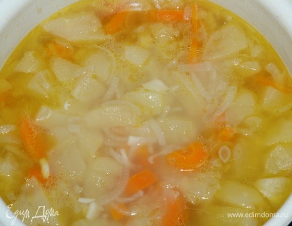 Снимаем суп с огня и даем ему немного остыть.