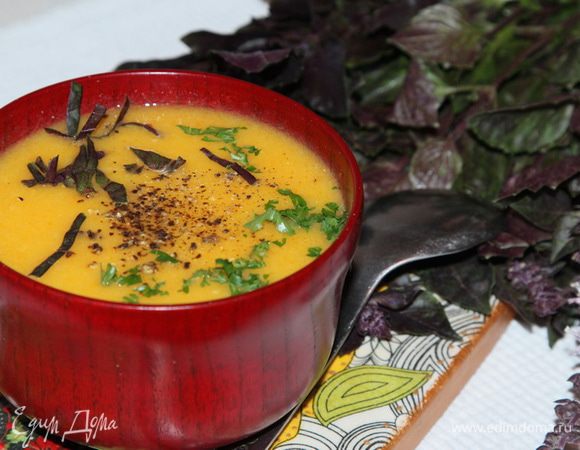 А дальше кто что хочет, то и добавляет. Наливаем суп в тарелку, я посыпала черным молотым перцем, нарезанным синим базиликом и петрушкой. Вы можете добавить какой-нибудь пикантный сыр или немножко лимонной цедры. По рецепту соли нет, пусть вас это не смущает: она здесь совершенно ни к чему. Смачного!