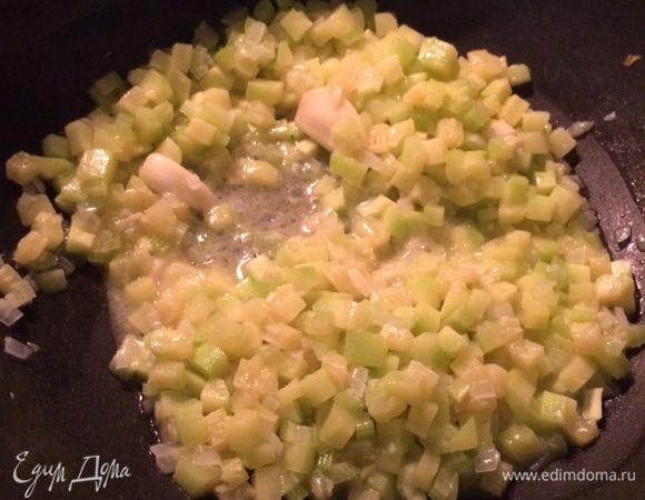 Растопите масло в большой суповой кастрюле на среднем огне. 
Порежьте лук, цукини и сельдерей, чеснок очистить.  
Уменьшите огонь до среднего, добавить лук, цукини, сельдерей, чеснок и готовьте, накрыв крышкой, помешивая, до мягкости около 8 минут. 