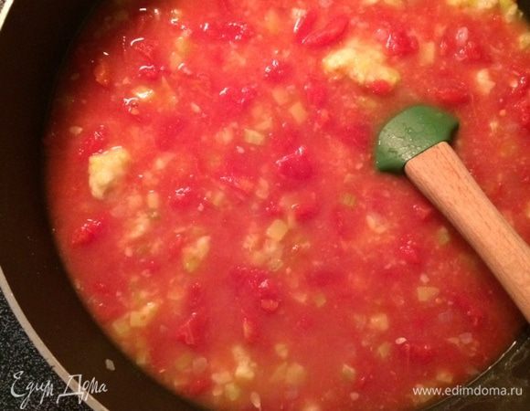 Влейте бульон и помидоры и доведите до кипения, периодически перемешивая. 