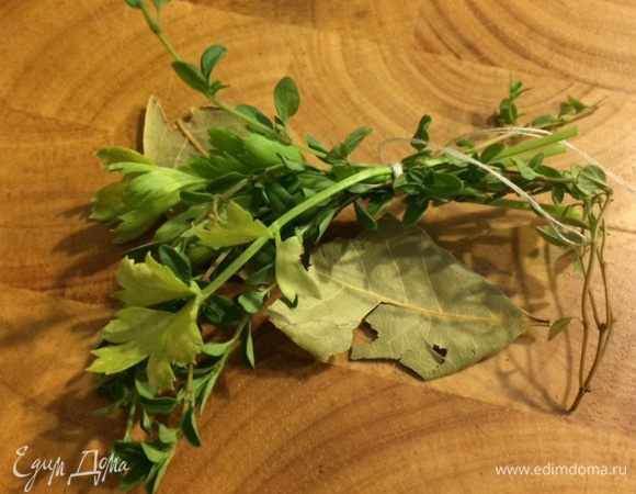Свяжите веточки петрушки, тимьяна и лавровый лист вместе и добавить в кастрюлю. Уменьшите огонь и варите на медленном огне в течение 30 минут. Снять с огня и дать остыть. 