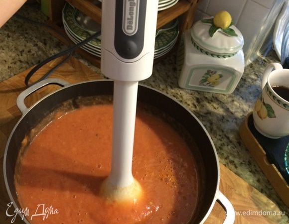 Снять с огня и дать остыть. Когда суп немного остынет, уберите связанные травы. Суп пюрируйте погружным блендером до получения однородной массы. Верните кастрюлю на плиту и разогреть на среднем огне. 

