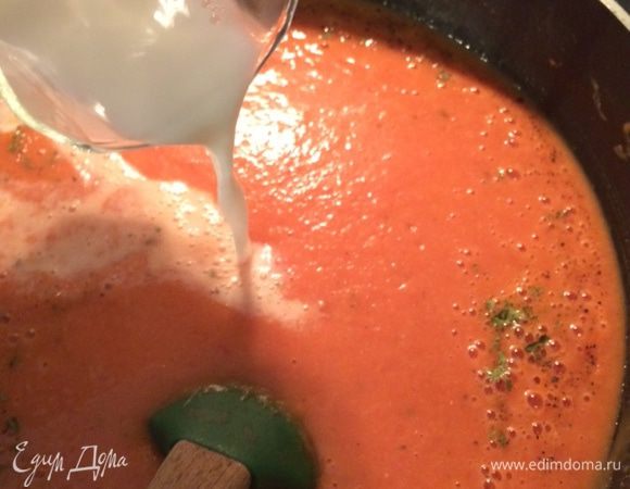 Добавьте сливки и базилик, посолите, поперчите по вкусу. 
Разлейте суп по тарелкам, украсьте гренками или жаренным беконом,подавайте. 