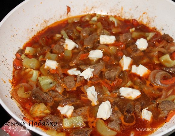 Сыр плавленый у меня был в треугольничках, нужно 4 штучки. Кладем его к мясу и овощам разминая вилкой и перемешивая содержимое сковороды. Тушим все вместе еще 10 минут, солим и перчим по вкусу, добавляем кориандр и выключаем огонь.