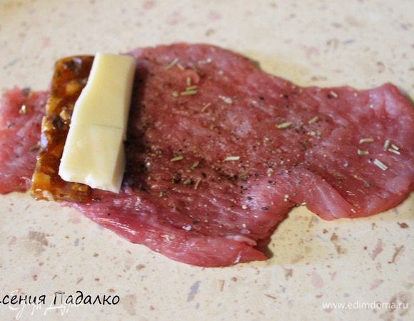 На грильяж кладем половинку ломтика сыра.