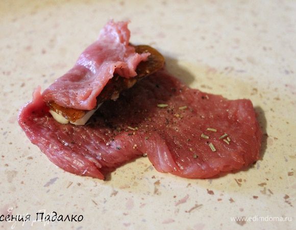 И сворачиваем в рулет. При необходимости перевязать рулетики кулинарной нитью, чтобы они не развернулись в процессе жарки. Также посупаем со второй отбивной.