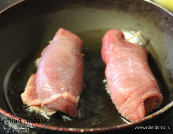 Обжариваем с двух сторон до золотистого цвета. Добавляем воду и тушим на среднем огне 30 минут, один раз рулетики нужно перевернуть.