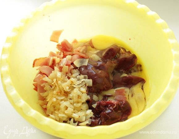 Порезать мелко лук и обжарить на сливочном масле до золотистого цвета.  Порезать бекон и печень , добавить лук, яйца.