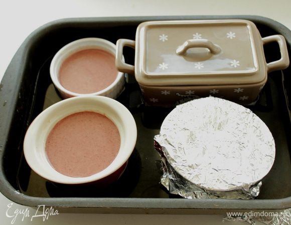  Смазать маслом форму  0,8 л. или много мелких формочек
    Разогреть духовку до 180-200 С.
    Выложить массу в формочки , плотно закрыть фольгой.
    Налить в противень воду (3- 4 см) и поставить форму с паштетом.
    Запечь на водяной бане в течение 1 часа.
    