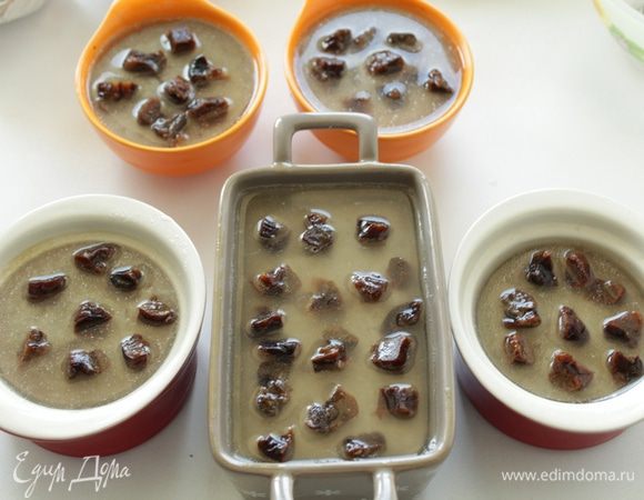 Отсудить паштет в форме. 
Отжать желатин, предварительно замоченный в холодной воде, и развести в горячем курином бульоне
    Выложить чернослив (чернослив не жалейте,положите по-больше) сверху паштета и при помощи ложки залить желе.
    Поставить в холодильник до полного застывания